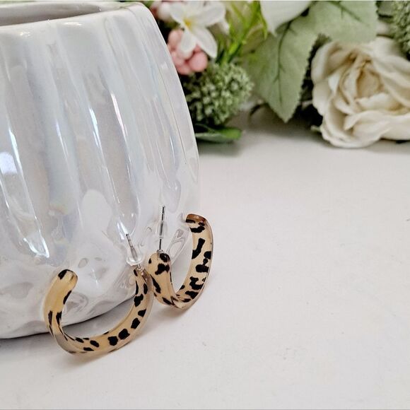 💖 2/$30 Leopard small open hoop resin animal print Resin casual earrings - Picture 7 of 13